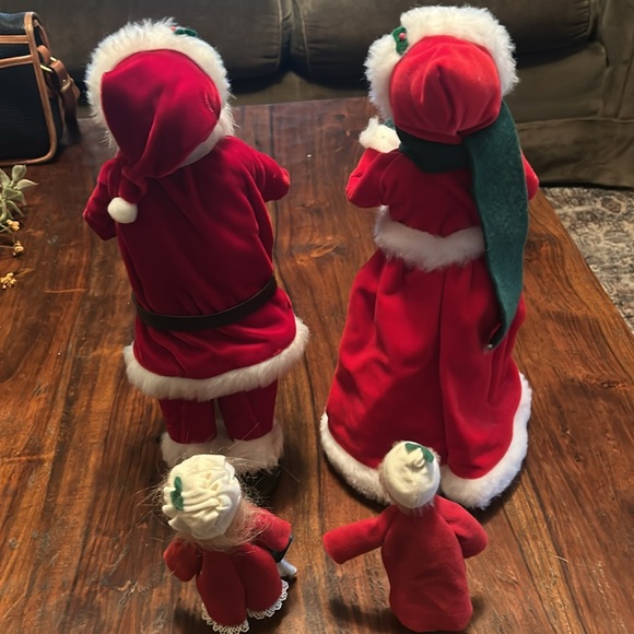 Buyers’ Choice. Mr. and Mrs. Claus with children. - Picture 5 of 7